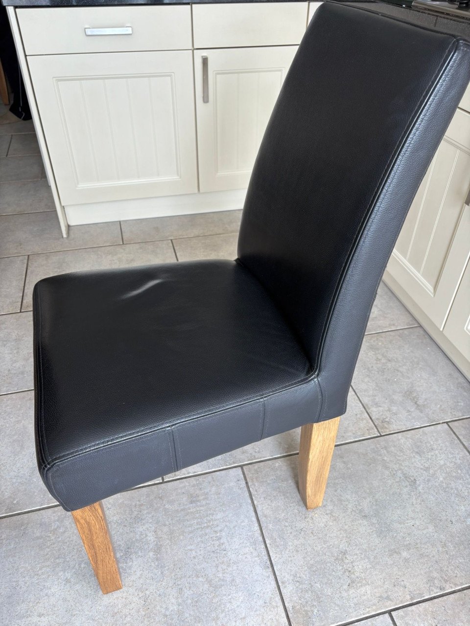 Eikenhouten tafel met stoelen