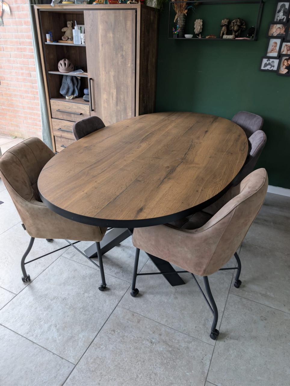 Hele mooie ovale eettafel