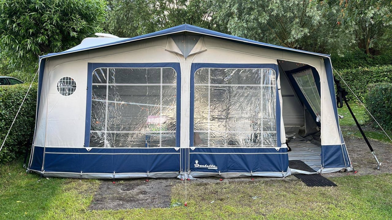 Kip 50 TDB (2001) met voortent plus uitbouw