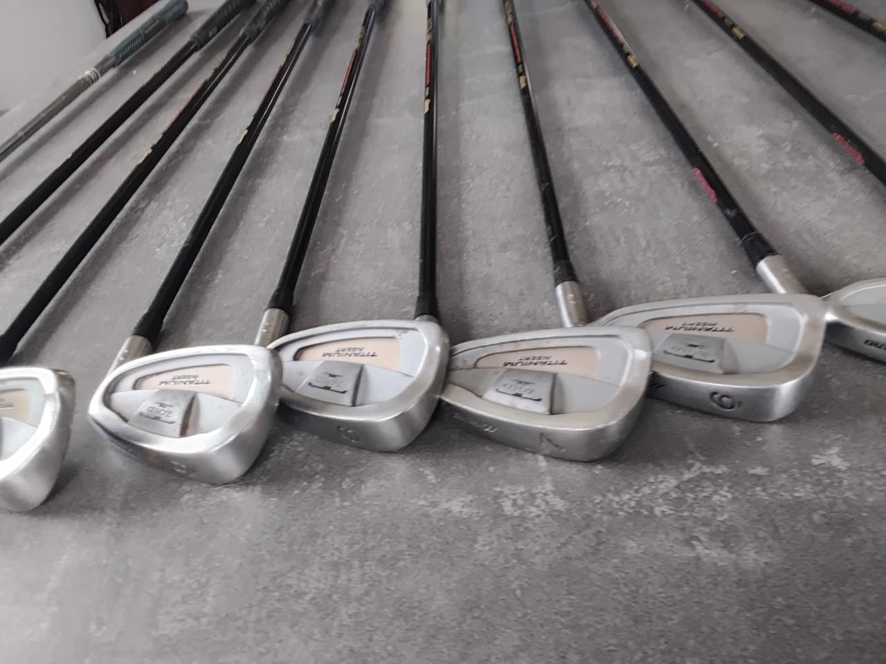 19 div Golfclubs met Golftas Bennington + toebehoren