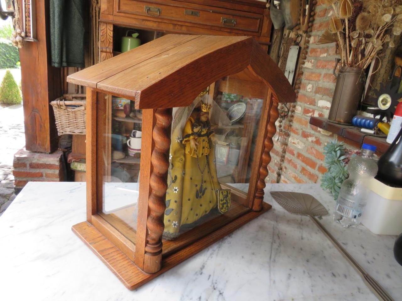Vintage houten kapelletje met wassen Maria en kindje Jezus.