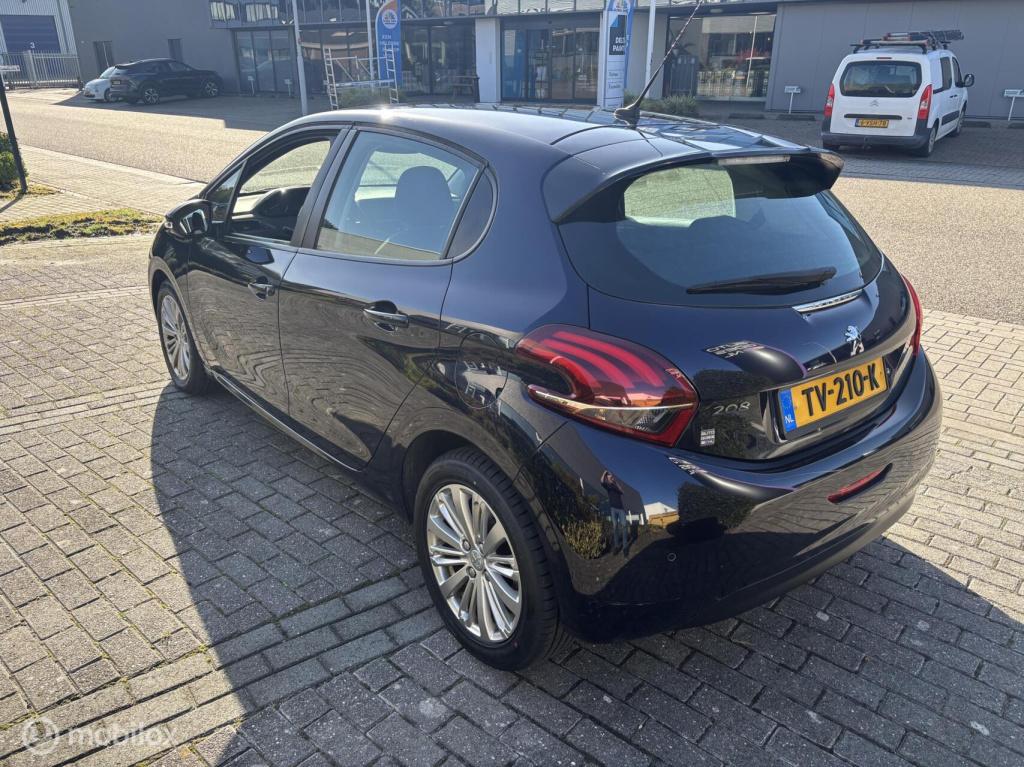 Peugeot 208 1.2 puretech signature 110pk