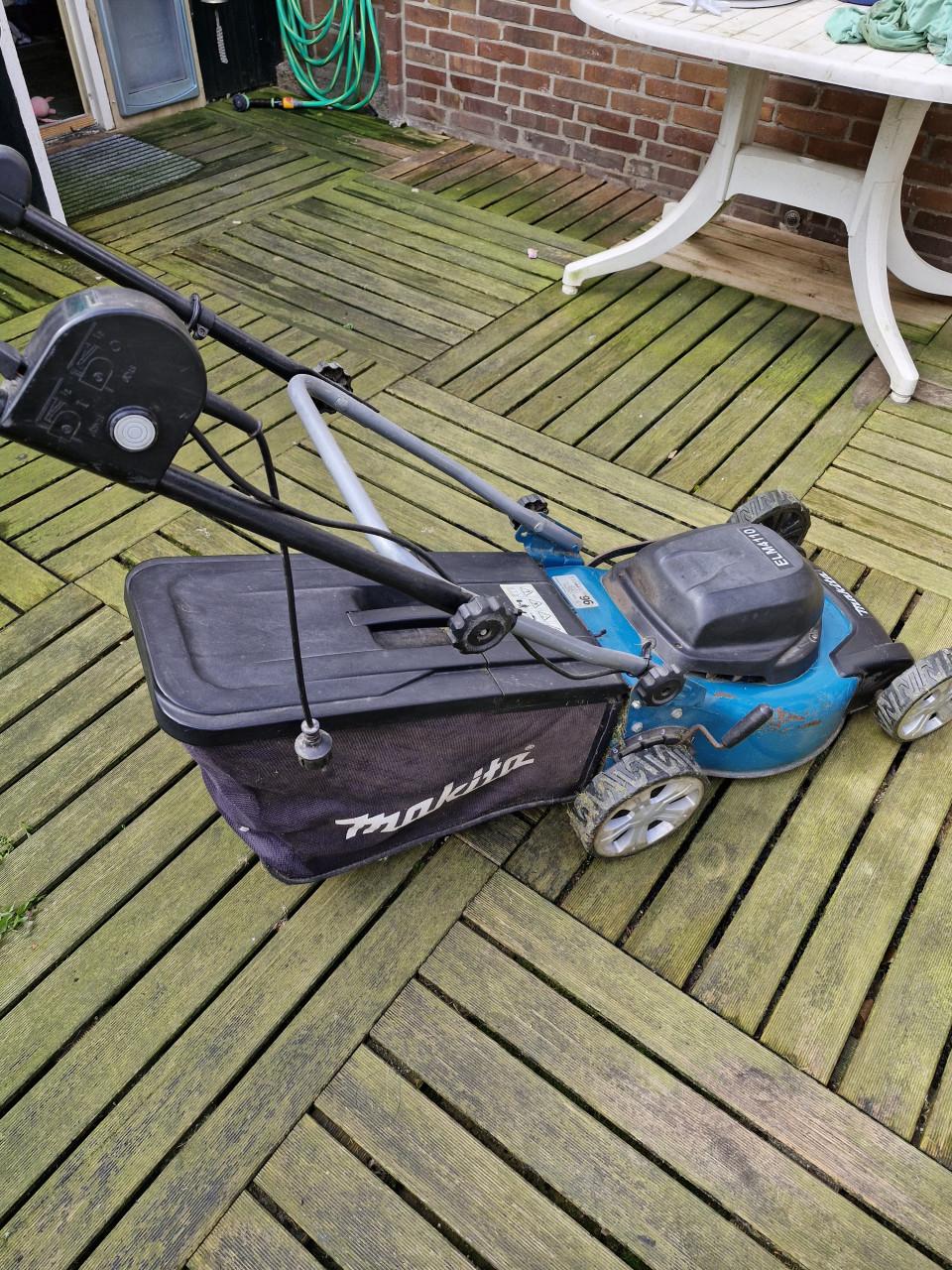 Makita grasmaaier 1600 wat  maaibreedte 43cm koopje.