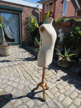 Antieke paspop met houten onderstel