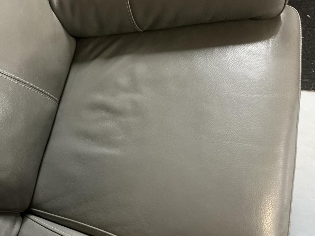 Vrijwel ongebruikte leren 2 zitbank met hocker