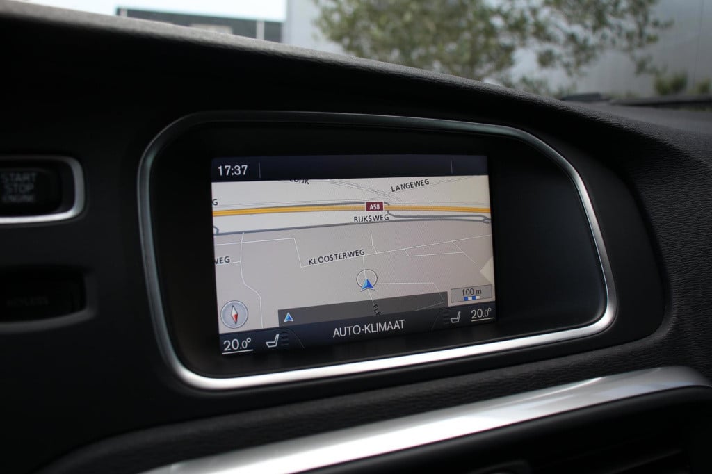 Volvo V40 1.6 t3 momentum -xenon - trekhaak - navi - achteruitrij camera - 