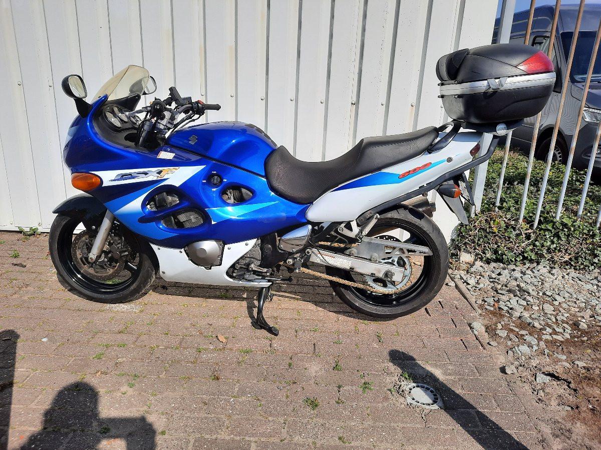 Suzuki GSX600F uit 2006 met superbike stuur