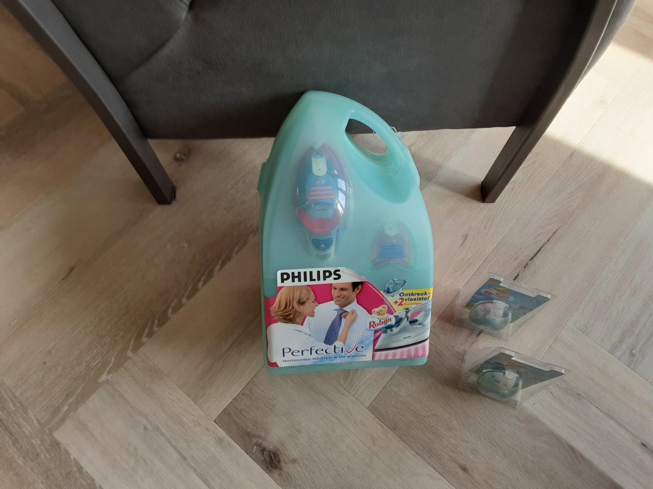 Splinternieuwe  stoomstrijkijzer in doos nog afgesloten