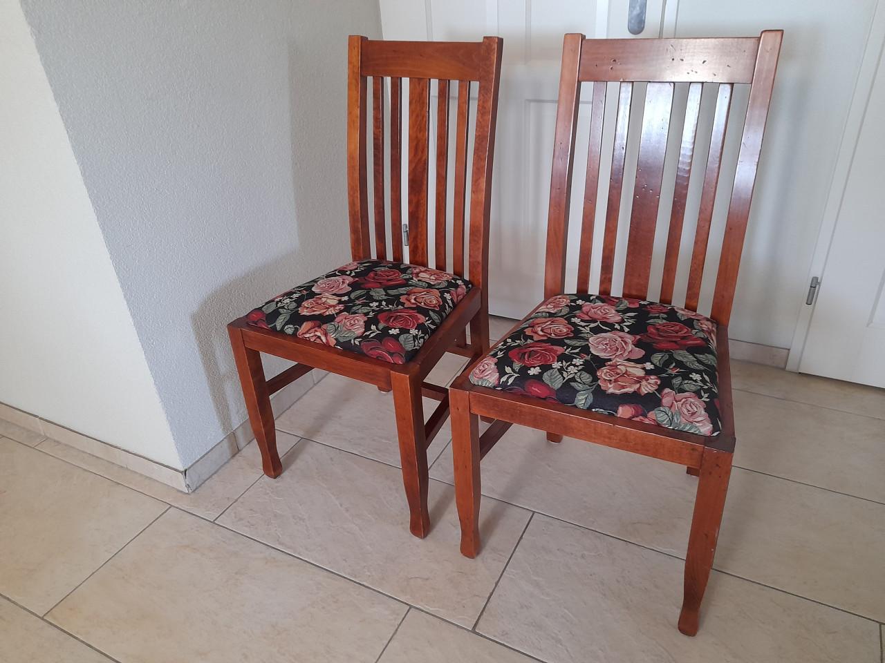4 Mooie stevige  stoelen (in goede nette staat )