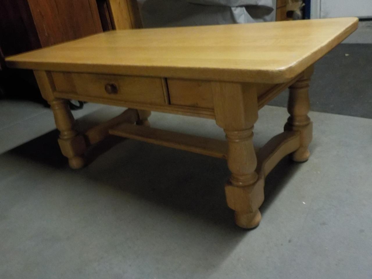 In vrijwel nieuwstaat salontafel massief blank eiken met lade