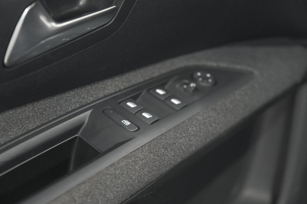 Peugeot 5008 puretech 130 eat8 active pack | 7 zitplaatsen | camera | apple