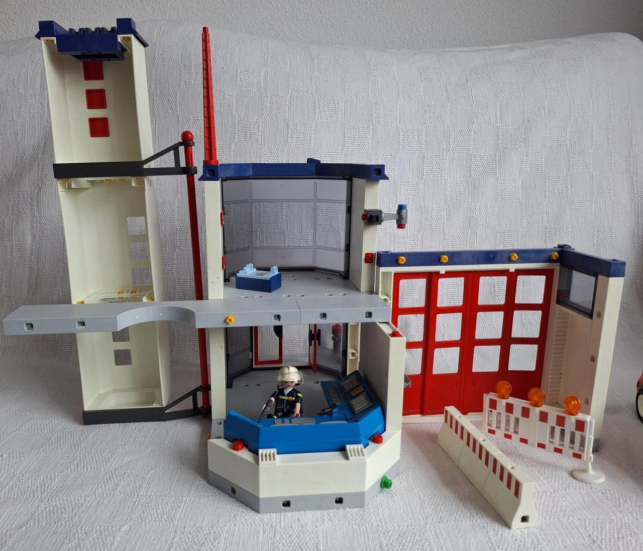 KOOPJE! Grote set Brandweer Playmobil kazerne en voertuigen etc