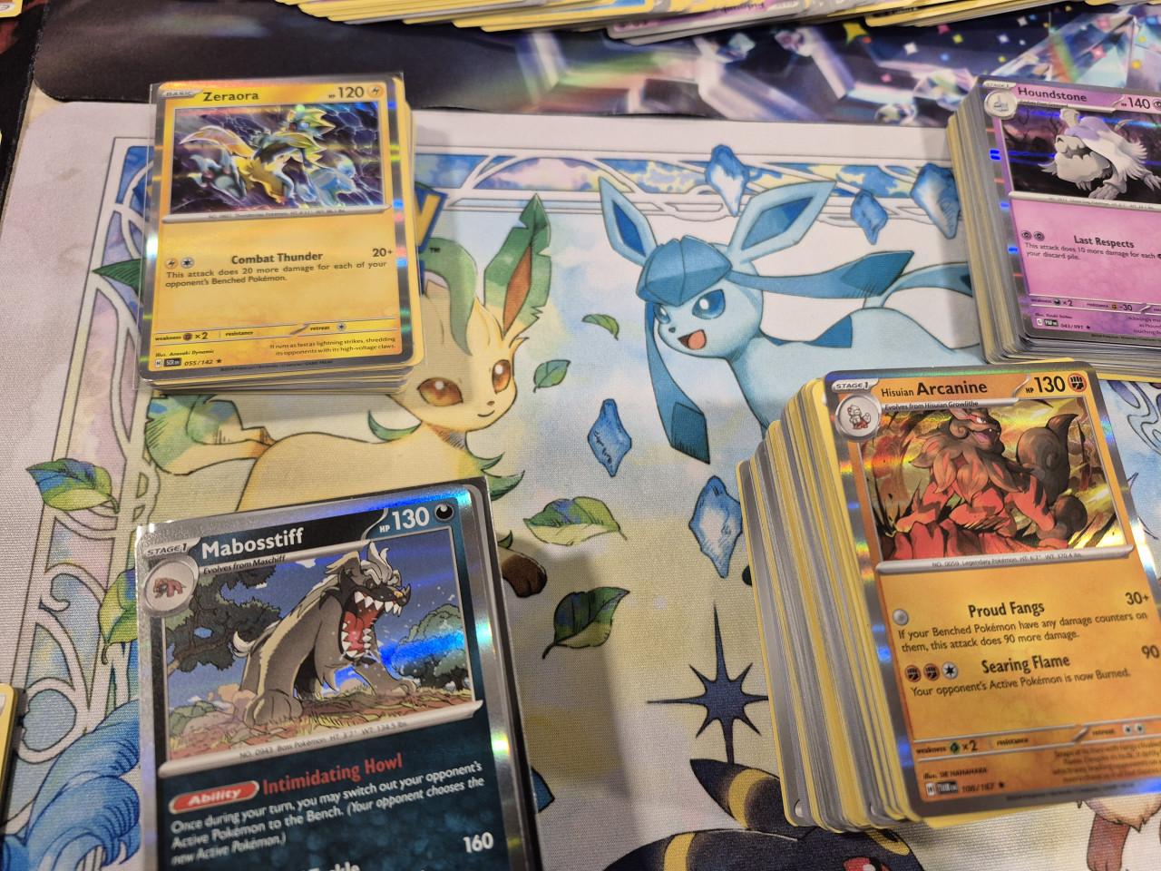 Mooie partij van 800+ pokemon kaarten. Glimmende & normale