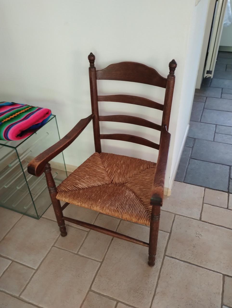 Houten stoeltje met gevlochten zetel