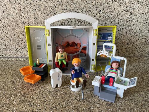 Heel veel Playmobil. Tandartsenpraktijk. Politie-bureau. Bouwplaats etc.