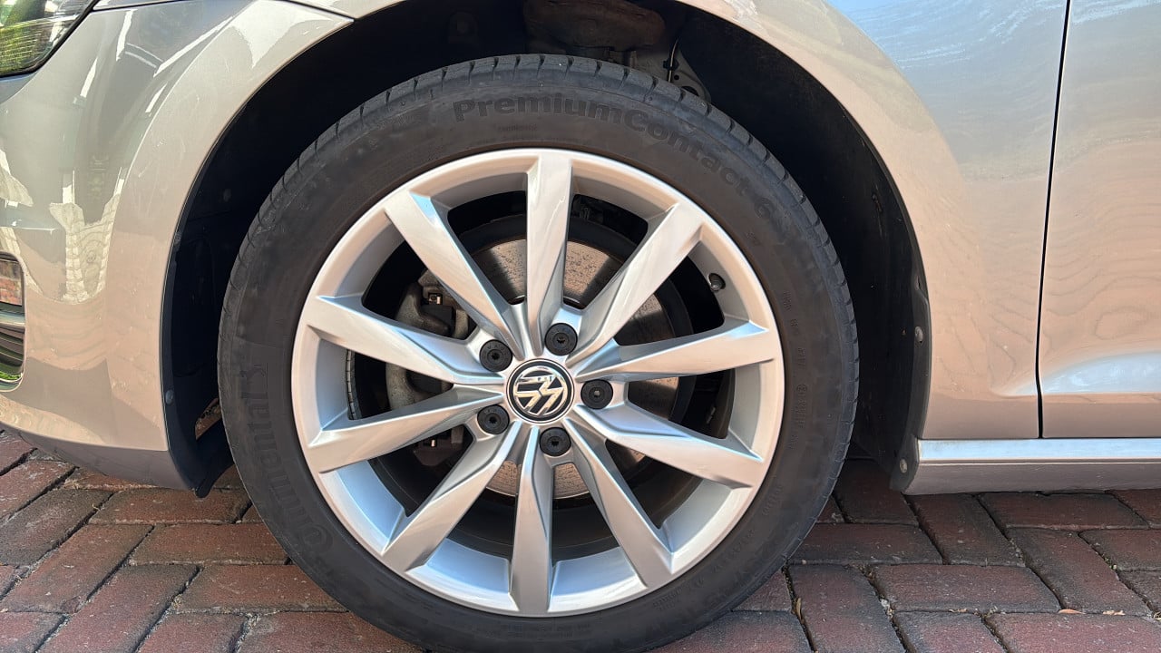VW Golf Dijon velgen 17 inch met Continental Winter Contact banden