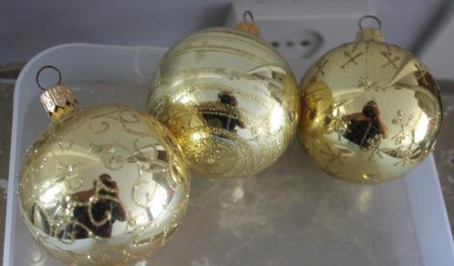 Set van 3 goudkleurige glazne kersbalen met werkje