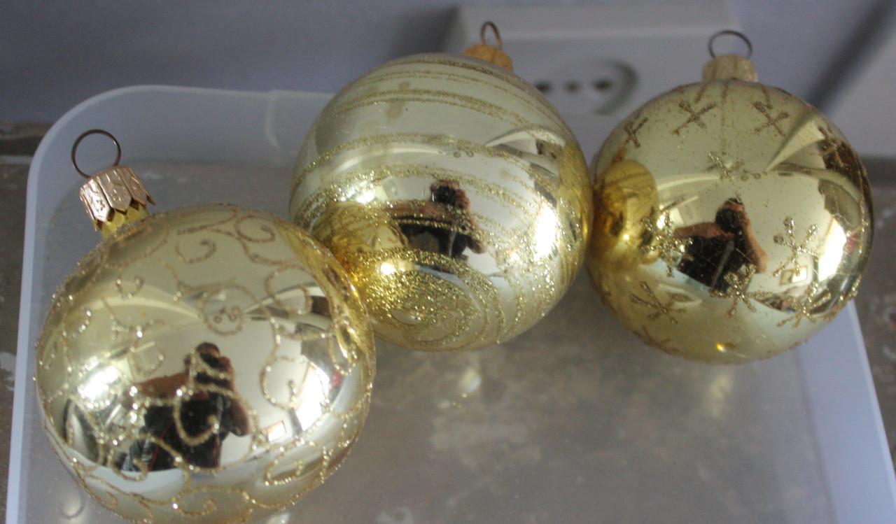 Set van 3 goudkleurige glazne kersbalen met werkje
