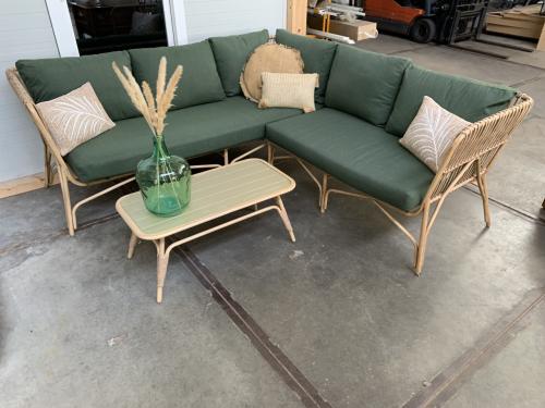 Loungeset met kussens en tafel.