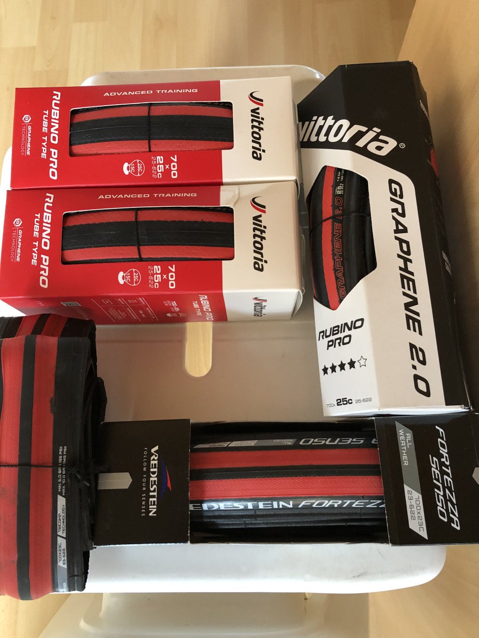 Koopje, wielren schoenen en racefiets banden, wegens beëindiging hobby.