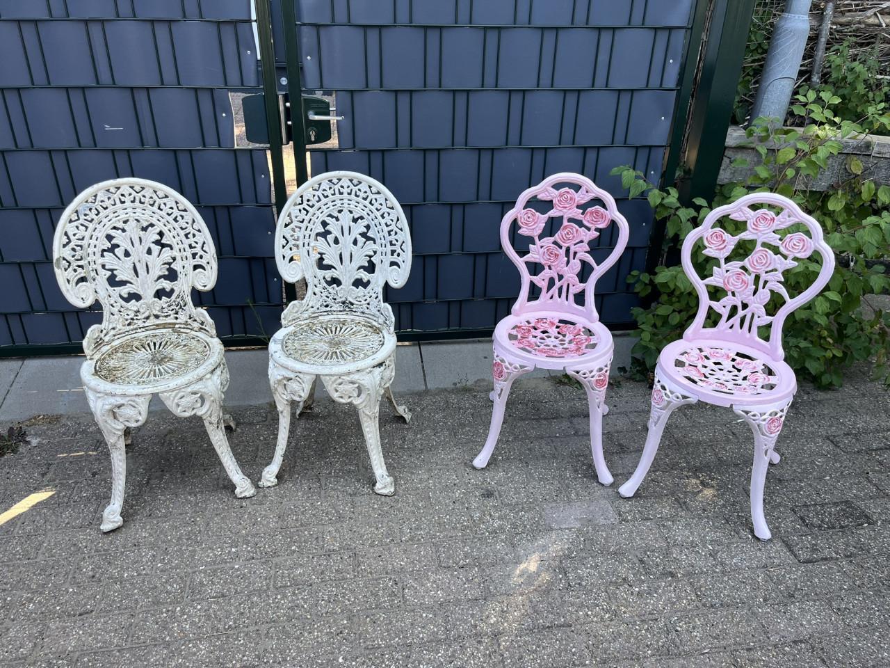 2 sets van 2 gietijzeren Bistrostoeltjes