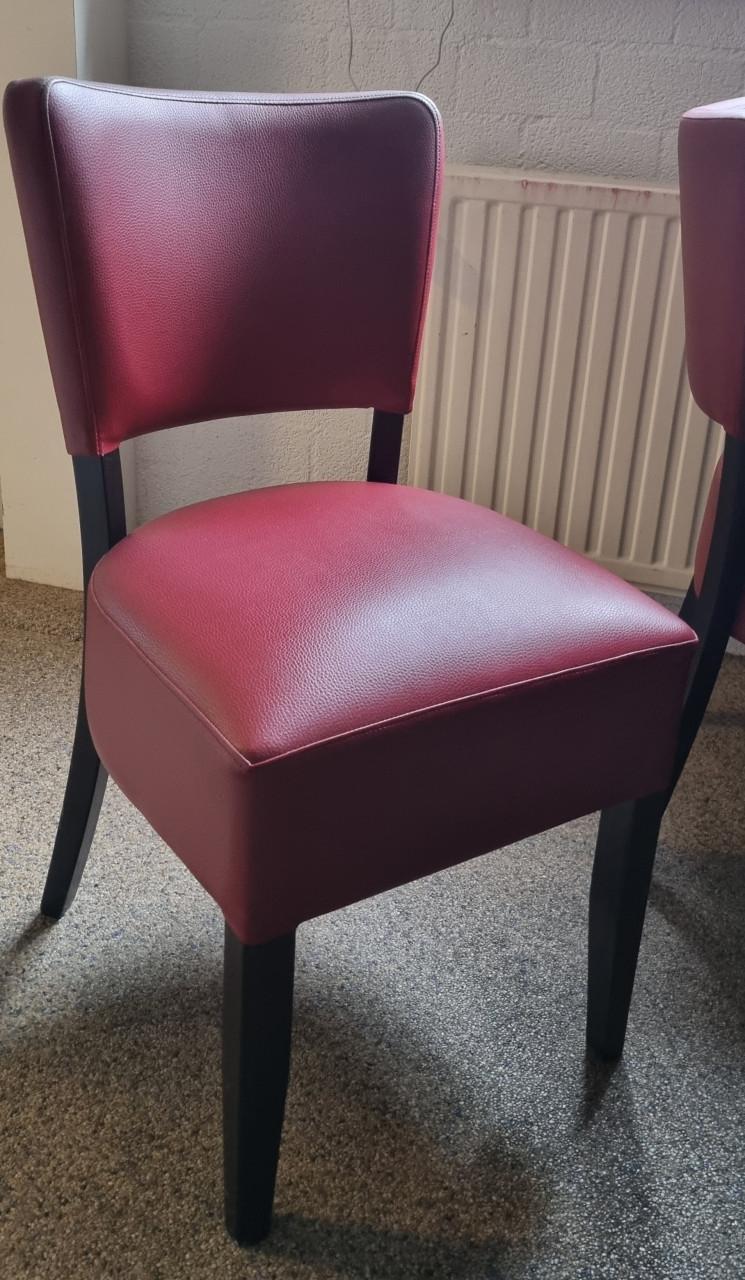 Partij stoelen en tafels