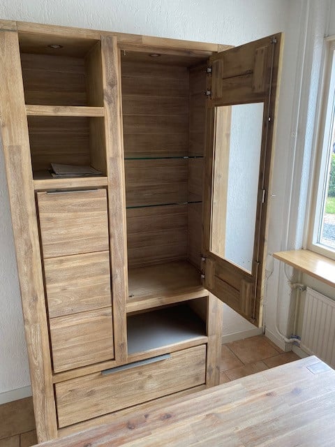 Diverse meubels, eettafel, salontafel, staande kast, tv meubel en dressoir