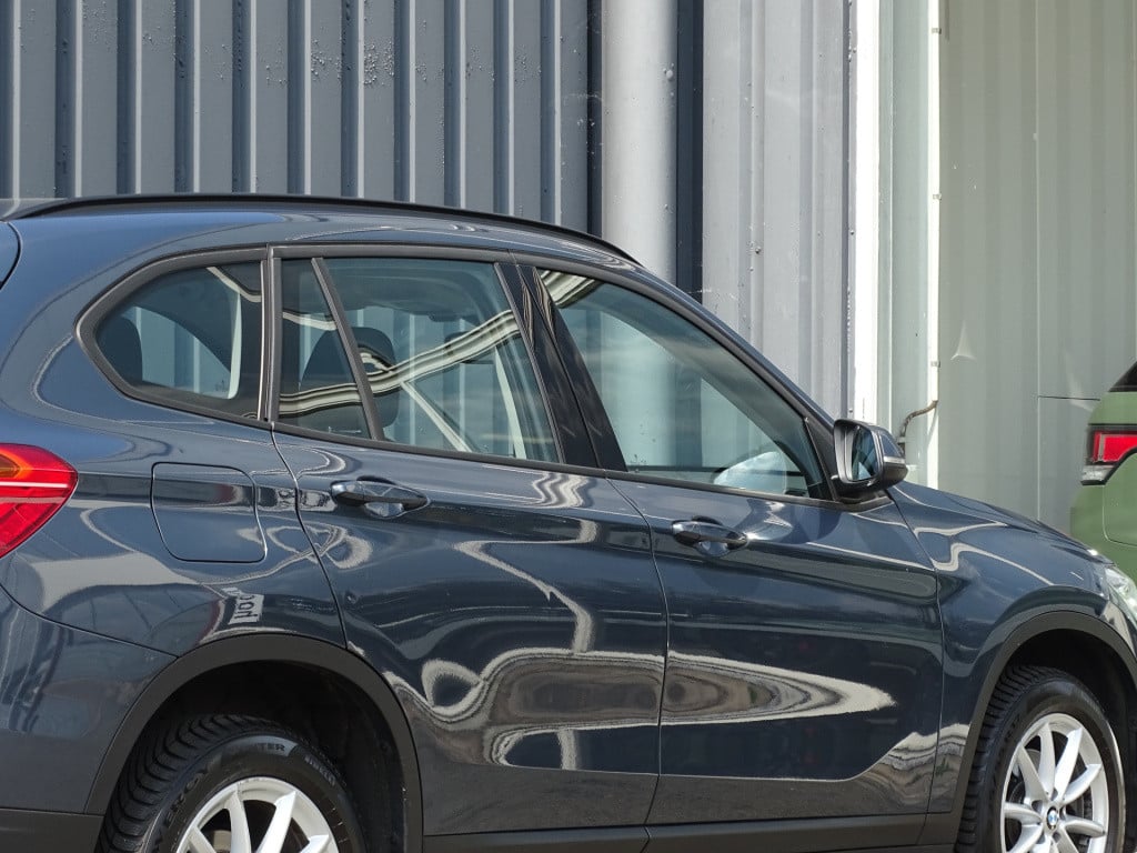BMW X1 sdrive18i executive automaat | apple carplay | | el. koffer | 17"