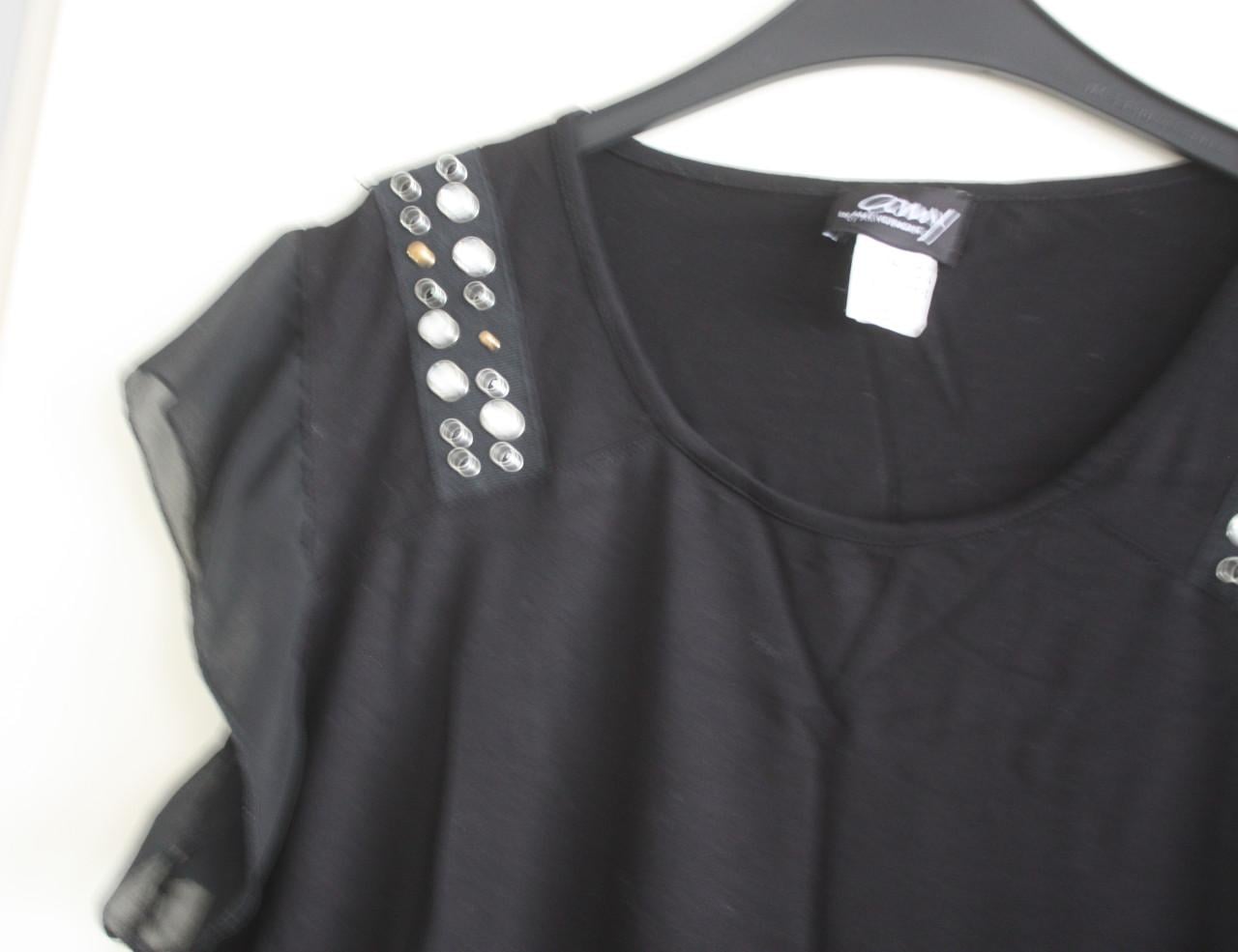 Zwart tshirt met  steentjes  maat 42