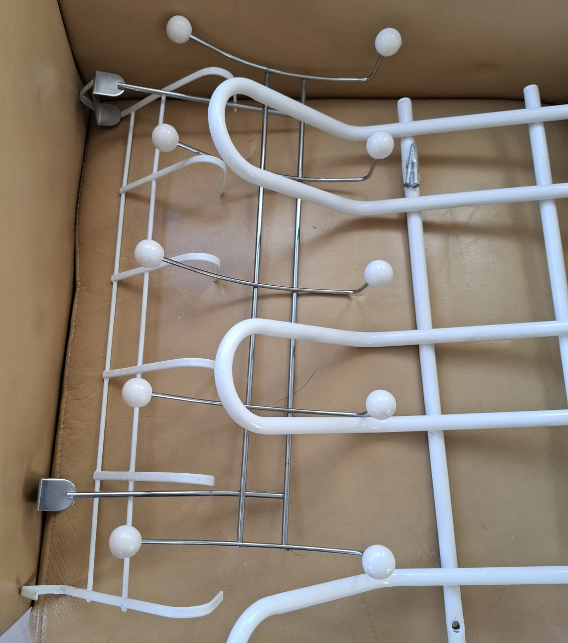 Drie witte kleine nette kapstokjes