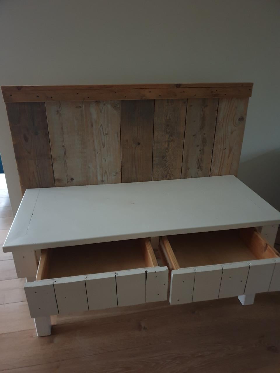 Lage sidetable/speeltafel met steigerhouten achterwand