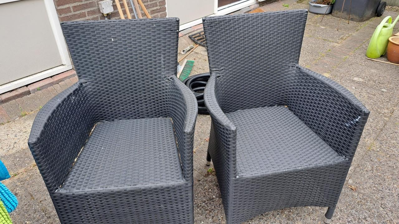Gratis opknapbankje en twee tuinstoelen