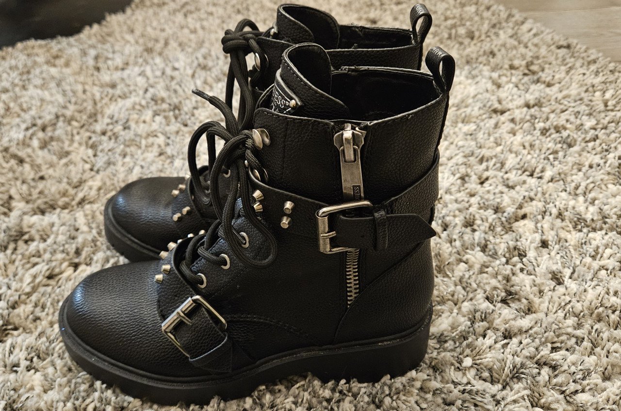 Zwarte GUESS veterlaarzen met gespen en studs