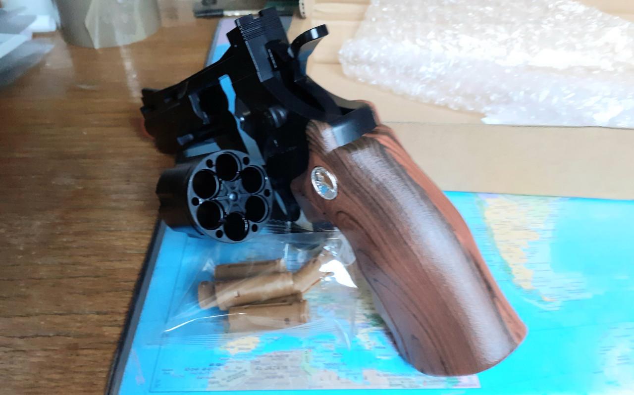 Revolver Speelgoed  24 cm lang en mooi en van plastic