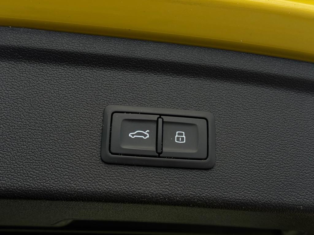 Audi A3 sportback 40 tfsie s-edition * pano * matrix * keyless * head-up