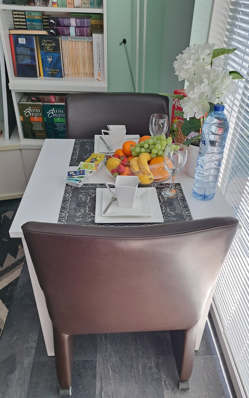 Witte zware tafel - (b) 74 x (d) 74 x (h) 75 cm