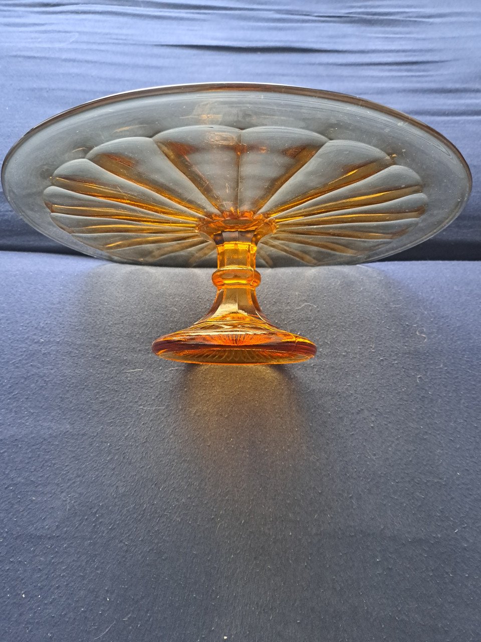 Taartenstandaard van glas, amber glas, etagère.