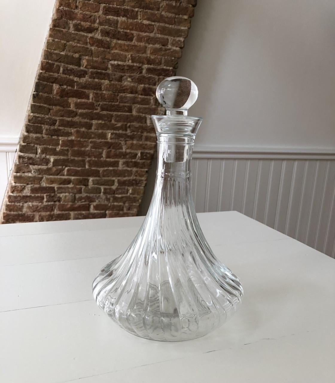 Mooie brocante drank karaf van gedraaid geperst glas