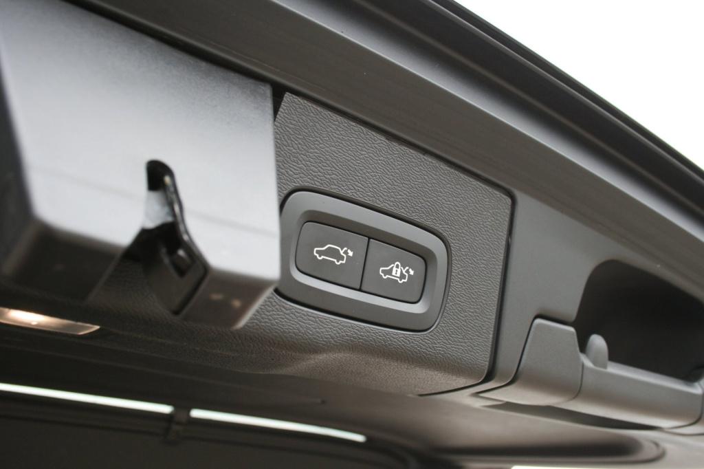 Volvo XC60 2.0 t6 plug-in hybrid awd plus black edition