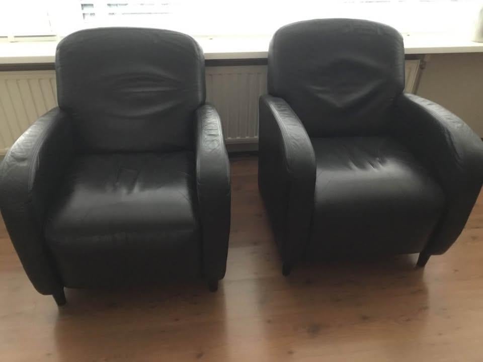 Te koop. 2 zwart leren fauteuils.  40 euro per stuk. Af te halen in Hulst