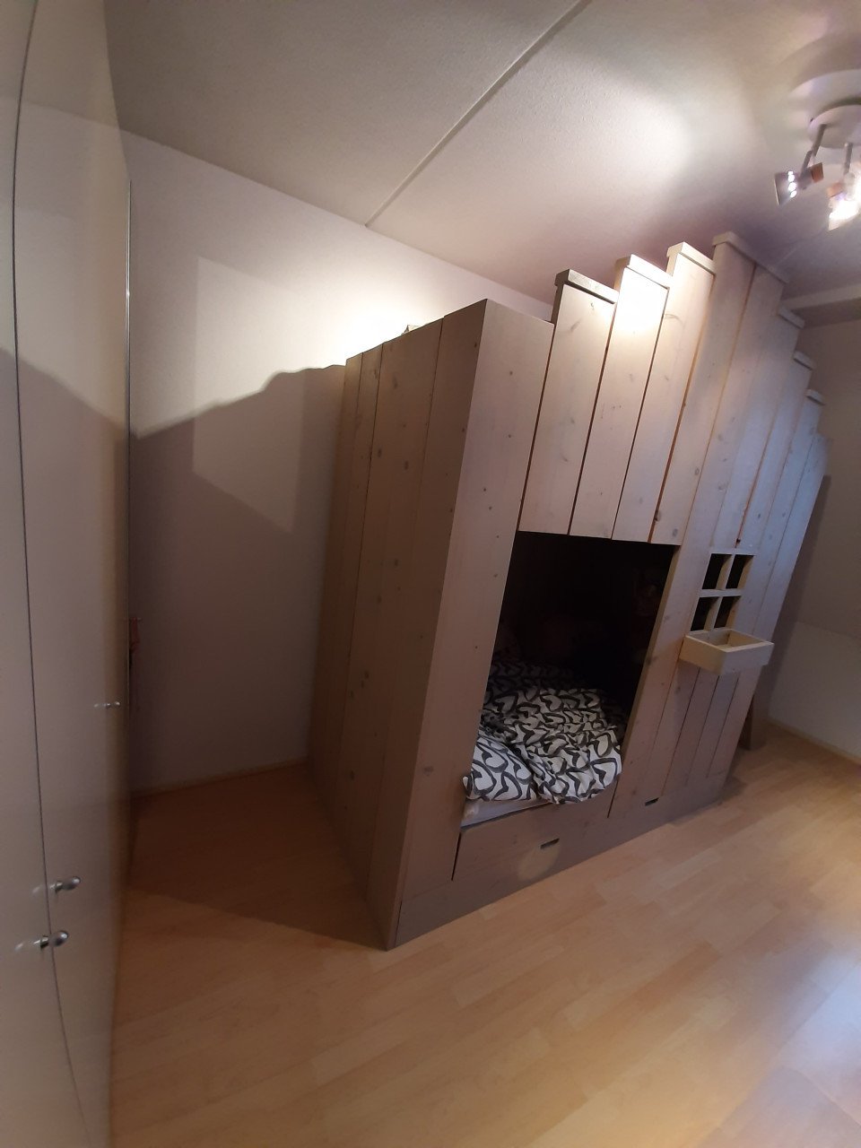 Huisjesbed met trapgevel