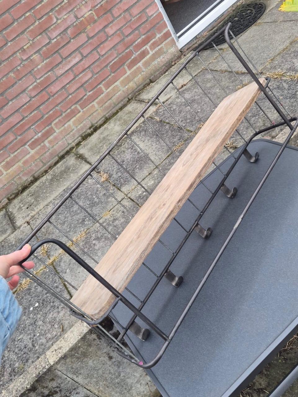 Kapstok, metaal en hout