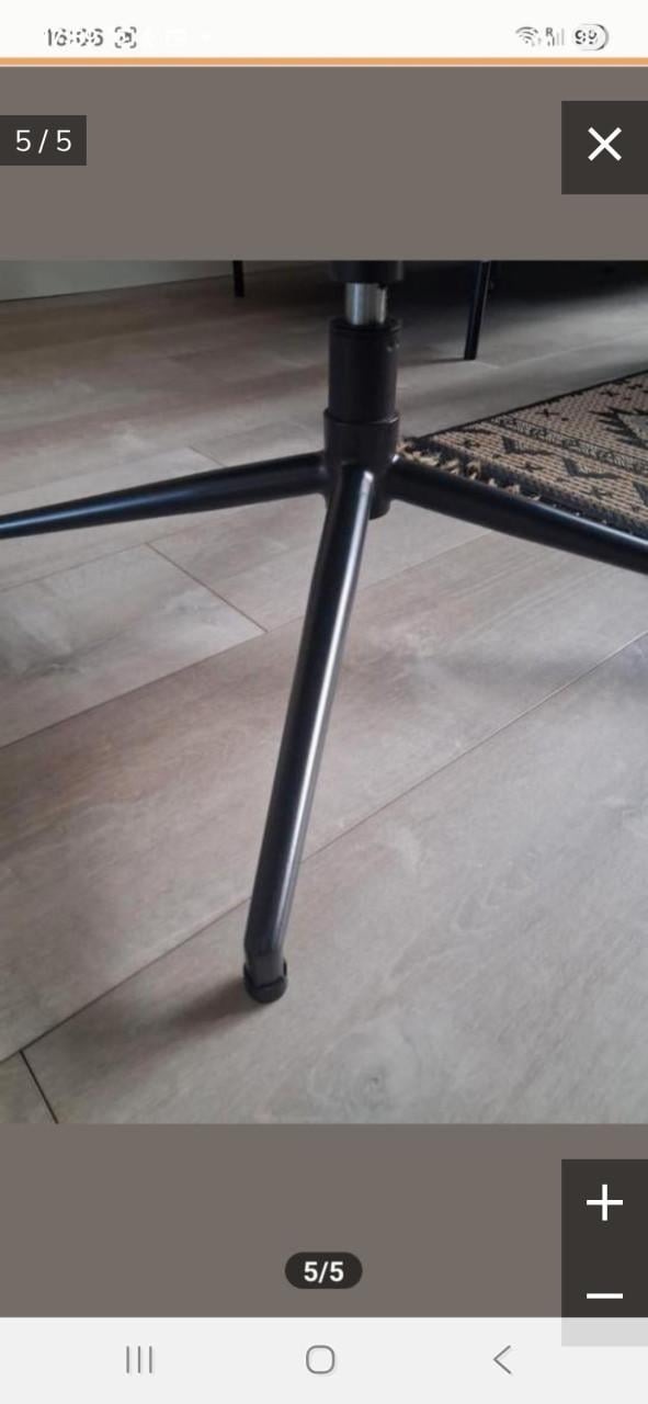 2 lederen draaistoelen izgs.