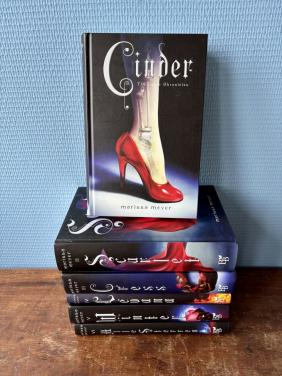 Complete set van 6 boeken The Lunar Chronicles door Marissa Meyer