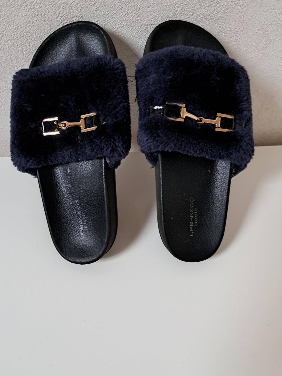 Stevige slippers met bontrand mt 36