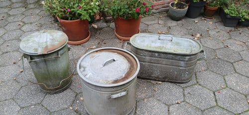 Zinken vuilnisbak en wasketels