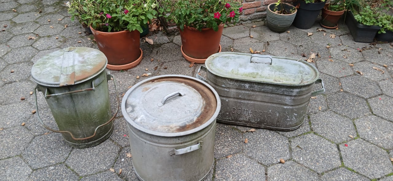 Zinken vuilnisbak en wasketels