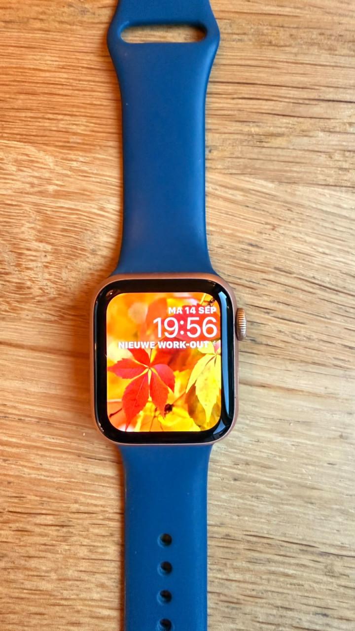 Apple Watch SE 2021 - 40mm - Roségoud - Als nieuw, altijd beschermd.