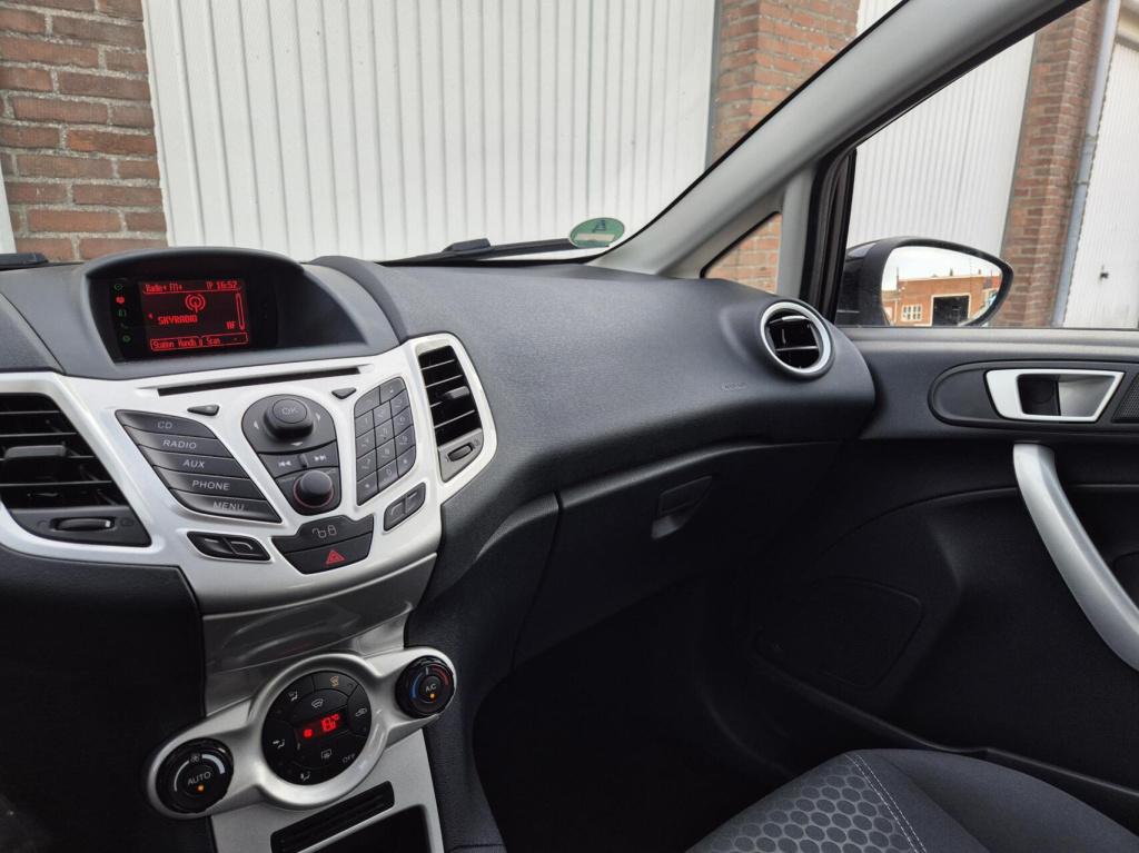 Ford Fiesta 1.25 titanium / dealeronderhouden / voorruitverwarming / stoelv