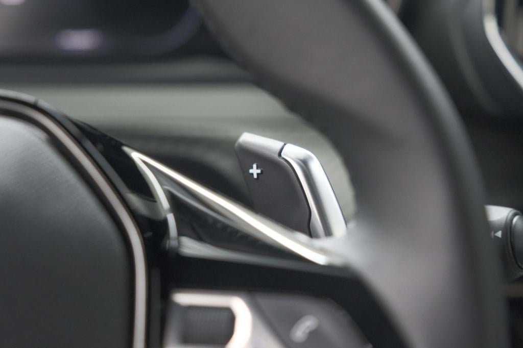 Peugeot 2008 1.2 hybrid 145 allure | apple carplay | climate control | park
